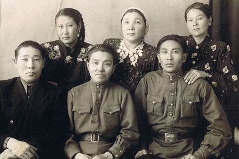 Мои родители и родственники. Отец Какушкин Тимофей Камуевич (внизу в центре), мать Какушкина Мария Григорьевна (вверху справа). Новосибирск. 1945 год