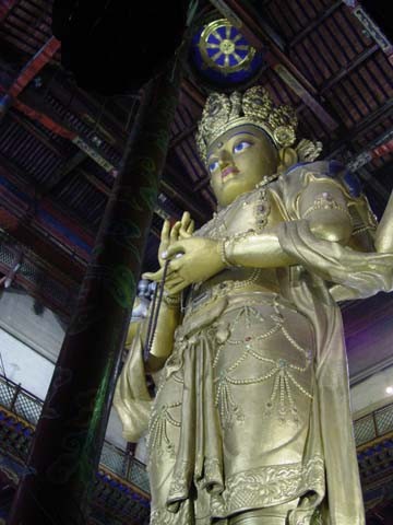 Золотая статуя Будды.