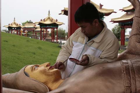 Элиста. Последние штрихи в создании 17 пагод со статуями буддийских святых в храме Алтн Сюме.