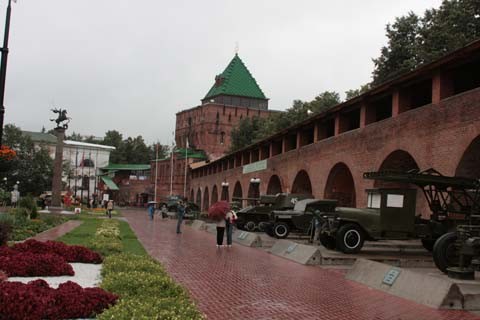 В Нижегородском Кремле поставили отечественную военную технику времен второй мировой войны.