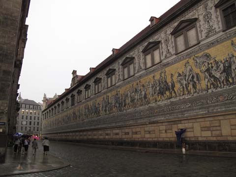 Дрезден. «Шествие князей» - знаменитое настенное плиточное панно из мейсенского фарфора.