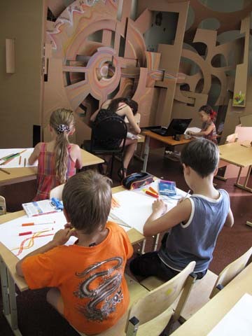 Эвристическая образовательная среда адаптирована на курсах ЭОС к реальным условиям традиционного учебного помещения - унылая коробка классной комнаты, корсетная школьная мебель.