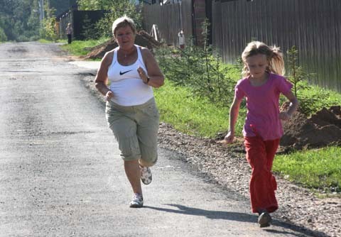 Доктор психологии Шибаева Людмила Васильевна на утренней пробежке с детьми.